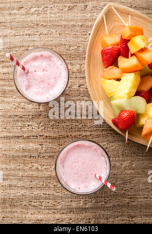 Frullati di fragole e spiedini di frutta - frutta su spiedini - sul vassoio Foto Stock