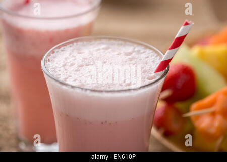 Frullati di fragole e spiedini di frutta - frutta su spiedini - sul vassoio Foto Stock