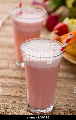 Frullati di fragole e spiedini di frutta - frutta su spiedini - sul vassoio Foto Stock