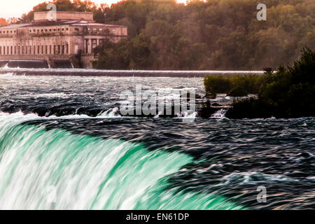 Cascate Horseshoe guardando verso il vecchio Toronto di generazione di potenza Stazione (1904 - 1973). Foto Stock