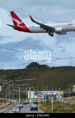 Qantas Boeing 737-800 atterraggio all'aeroporto internazionale di Wellington, Wellington, Isola del nord, Nuova Zelanda Foto Stock