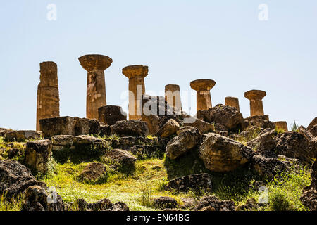 Antiche colonne del tempio di Ercole in Italia, sicilia, Agrigento. Templi greci Valley. Foto Stock