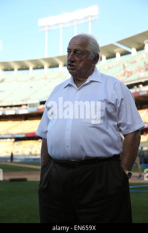 Los Angeles, California, USA. 28 Aprile, 2015. Tommy Lasorda racconta alcune storie prima che il gioco tra i San Francisco Giants e Los Angeles Dodgers, il Dodger Stadium di Los Angeles, CA Credito: Cal Sport Media/Alamy Live News Foto Stock