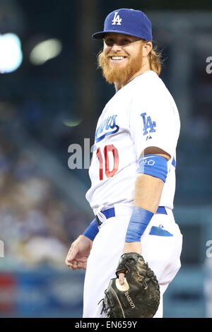 Los Angeles, California, USA. 28 Aprile, 2015. Los Angeles Dodgers terzo baseman Justin Turner #10 sorrisi in uno scambio con uno del gigante giocatori nel gioco tra i San Francisco Giants e Los Angeles Dodgers, il Dodger Stadium di Los Angeles, CA Credito: Cal Sport Media/Alamy Live News Foto Stock