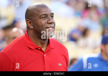 Los Angeles, California, USA. 28 Aprile, 2015. Proprietario di parte Magic Johnson gode di scena prima che il gioco tra i San Francisco Giants e Los Angeles Dodgers, il Dodger Stadium di Los Angeles, CA Credito: Cal Sport Media/Alamy Live News Foto Stock