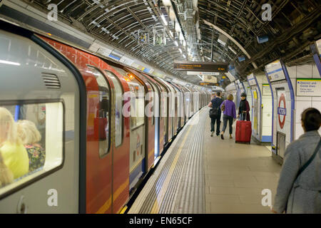 Treno in partenza da una stazione sulla linea Victoria di Londra la metropolitana, altrimenti noto come il tubo. Regno Unito trasporti pubblici; il trasporto. Foto Stock