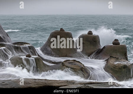 L'acqua che scorre tra candela modellate rocce al Yeliu (Yehliu) geoparco in Taiwan. Foto Stock