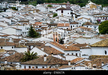 Vista attraverso i tetti della città bianca, pueblo blanco, di Grazalema, Sierra de Grazalema, Cadice provincia, Andalusia, Spagna Foto Stock