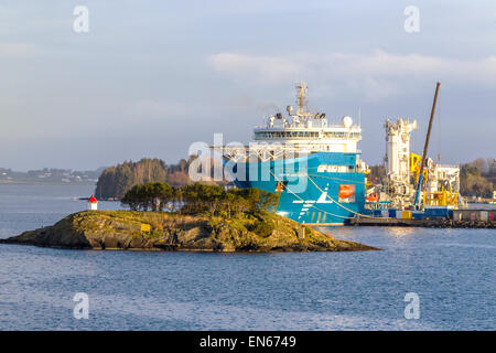 Mare del Nord un gigante Multi Purpose Offshore nave ormeggiata in Stavanger Norvegia. Foto Stock