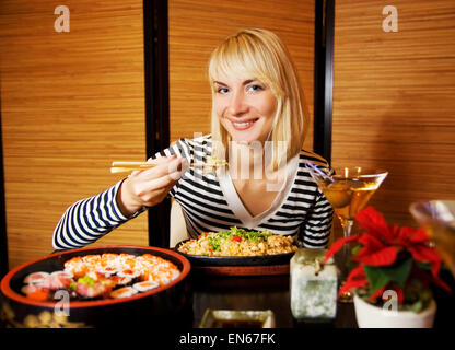 Bella ragazza bionda nel ristorante giapponese Foto Stock