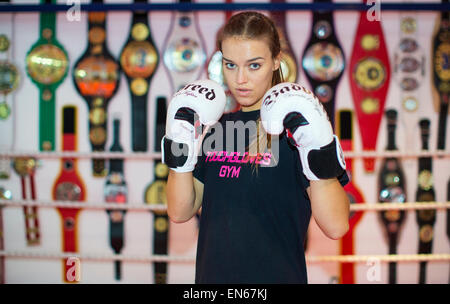 Lucy Payne, 23 (centro) è un 3x campione del mondo di Muay Thai boxe Foto Stock