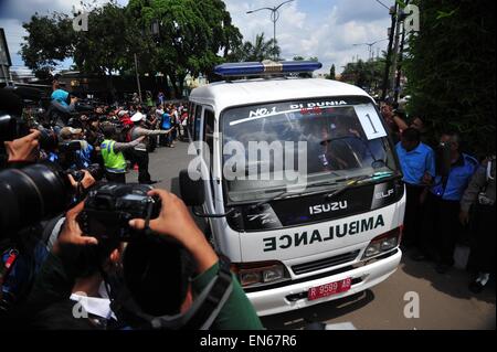 Jakarta. 29 apr, 2015. Foto realizzata il 29 aprile 2015 illustra un ambulanza che trasportano corpi di condannato a morte i prigionieri guida verso un funerale house di Jakarta, Indonesia. L'esecuzione di otto farmaco e omicidio caso forzati, tra cui sette stranieri, è stato completato al 00:25 a.m. western tempo indonesiano Mercoledì (17:25 GMT martedì), una rete televisive nazionali segnalati. Credito: Zulkarnain/Xinhua/Alamy Live News Foto Stock