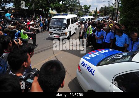 Jakarta. 29 apr, 2015. Foto realizzata il 29 aprile 2015 illustra le ambulanze che trasportano corpi di condannato a morte i prigionieri guida verso un funerale house di Jakarta, Indonesia. L'esecuzione di otto farmaco e omicidio caso forzati, tra cui sette stranieri, è stato completato al 00:25 a.m. western tempo indonesiano Mercoledì (17:25 GMT martedì), una rete televisive nazionali segnalati. Credito: Zulkarnain/Xinhua/Alamy Live News Foto Stock