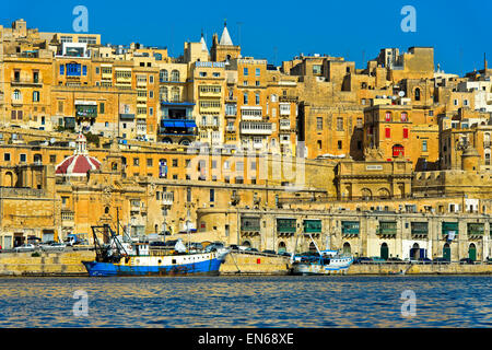 Scenic skyline della città vecchia di la Valletta intorno al victoria gate, Valletta, Malta Foto Stock