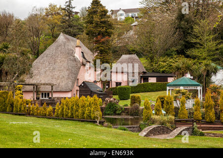 Il Giardino di Rose Cottage chaming un cottage con tetto di paglia in Cockington nel Devon utilizzato come di una caffetteria e di un ristorante Foto Stock