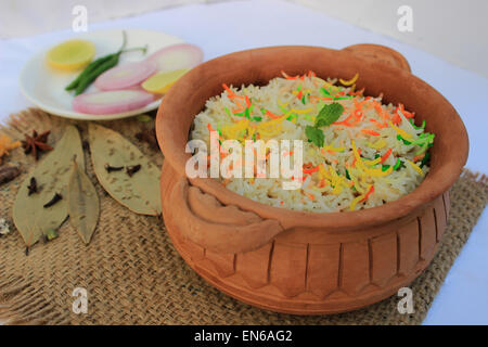 Biryani vegetale è una ricetta di cucina mughlai preparato da un sacco di pressione (dum). Verdure verdi, riso basmati desi ghee, latticini e Foto Stock