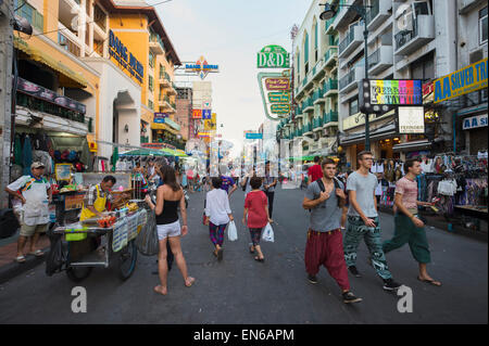 BANGKOK, Tailandia - 16 novembre 2014: turisti e fornitori di condividere la via pedonale su un tipico Khao San Road scena. Foto Stock