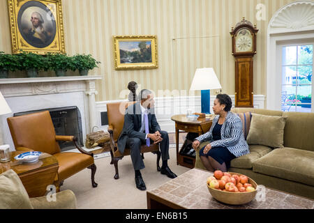 Columbia, Stati Uniti d'America. 27 apr, 2015. Il presidente Barack Obama incontra con recentemente giurato in Attorney General Loretta Lynch all Ufficio Ovale della Casa Bianca di Washington, il Distretto di Columbia, Stati Uniti, lunedì 27 aprile 2015. Credito: Pete Marovich/Piscina via CNP - nessun filo SERVICE - © dpa/Alamy Live News Foto Stock