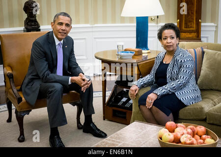 Columbia, Stati Uniti d'America. 27 apr, 2015. Il presidente Barack Obama incontra con recentemente giurato in Attorney General Loretta Lynch all Ufficio Ovale della Casa Bianca di Washington, il Distretto di Columbia, Stati Uniti, lunedì 27 aprile 2015. Credito: Pete Marovich/Piscina via CNP - nessun filo SERVICE - © dpa/Alamy Live News Foto Stock