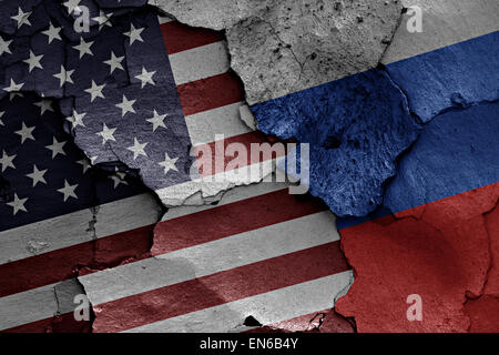 Bandiere di Stati Uniti e Russia dipinta sulla parete incrinato Foto Stock
