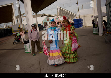 Le donne vestite nel tradizionale andalusa modo durante la Feria de Abril di Barcellona. Foto Stock