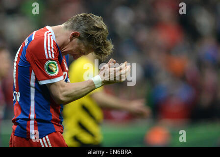 Monaco di Baviera, Germania. 28 apr, 2015. Monaco di Baviera Bastian SCHWEINSTEIGER reagisce durante il tedesco della DFB Cup semifinale partita di calcio tra FC Bayern Monaco e Borussia Dortmund a stadio Allianz Arena di Monaco di Baviera, Germania, il 28 aprile 2015. Credito: dpa picture alliance/Alamy Live News Foto Stock