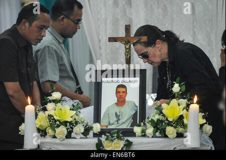 Jakarta, Indonesia. 29 apr, 2015. Angelita Muxfedlt (R), un cugino del brasiliano death row convict Rodrigo Gularte, guarda al corpo di Gularte in una bara all'obitorio di San Carolus hospital di Jakarta, Indonesia, 29 aprile 2015. L'esecuzione contro otto farmaco e omicidio caso galeotti è stato completato al 00:25 a.m. western tempo indonesiano Mercoledì (17:25 GMT martedì), una rete televisive nazionali segnalati. © Veri Sanovri/Xinhua/Alamy Live News Foto Stock