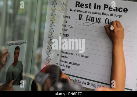 Jakarta, Indonesia. 29 apr, 2015. Un personale scrive il nome del brasiliano death row convict Rodrigo Gularte durante la preparazione di un funerale presso l'obitorio di San Carolus hospital di Jakarta, Indonesia, 29 aprile 2015. L'esecuzione contro otto farmaco e omicidio caso galeotti è stato completato al 00:25 a.m. western tempo indonesiano Mercoledì (17:25 GMT martedì), una rete televisive nazionali segnalati. © Veri Sanovri/Xinhua/Alamy Live News Foto Stock