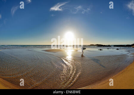 Portogallo Alentejo: Lonely surfer a piedi la spiaggia panoramica in Porto Covo Foto Stock