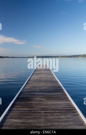 Pontile in legno a Warners Bay a sunrise alba lago Macquarie New South Wales NSW Australia Foto Stock