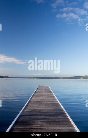 Pontile in legno a Warners Bay a sunrise alba lago Macquarie New South Wales NSW Australia Foto Stock