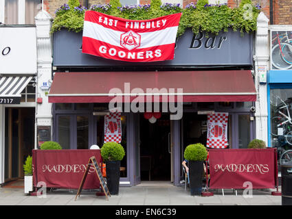 Maddens Bar pub esterno con Arsenal FC bandiere al di fuori su 2014 FA Cup Final day East Finchley North London Inghilterra England Regno Unito Foto Stock