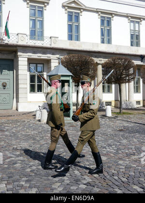 Cambio della guardia di fronte al Palazzo Presidenziale Sandor Palace sulla Collina del Castello, Budapest, Ungheria Foto Stock