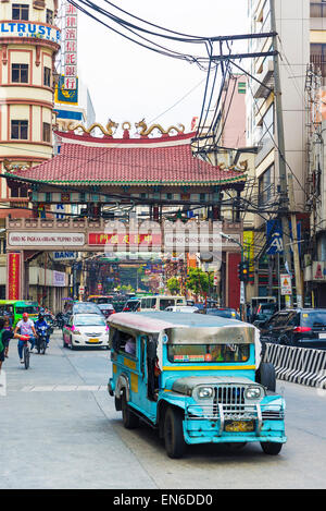 Jeepney bus nella Chinatown di Manila nelle Filippine Foto Stock