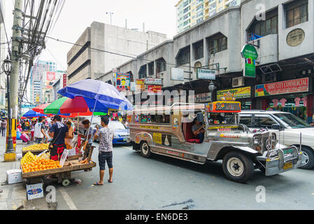Bus jeepney a Manila chinatown street nelle Filippine Foto Stock