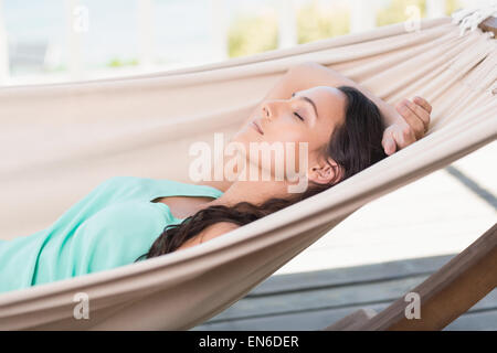 Bella bruna relax su una amaca Foto Stock