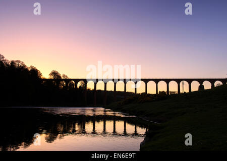 Leaderfoot viadotto sul fiume Tweed vicino a Melrose in confini scozzesi all'alba. Silhouette Foto Stock