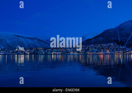 Tromso e la Cattedrale Artica al crepuscolo in inverno, Norvegia, Scandinavia, Europa Foto Stock