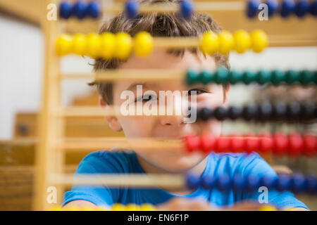 Studente facendo matematica su abacus Foto Stock