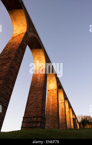 Leaderfoot viadotto sul fiume Tweed vicino a Melrose in confini scozzesi a sunrise. Scozia Foto Stock