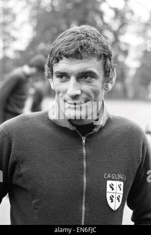 Attaccante italiano Luigi Riva che gioca per il sardo lato club Cagliari, nella foto durante una sessione di formazione a Selsdon Park Hotel in Surrey, davanti al suo compagno di squadra la partita contro il Crystal Palace nel torneo anglo-italiana. Il 25 maggio 1971. Foto Stock