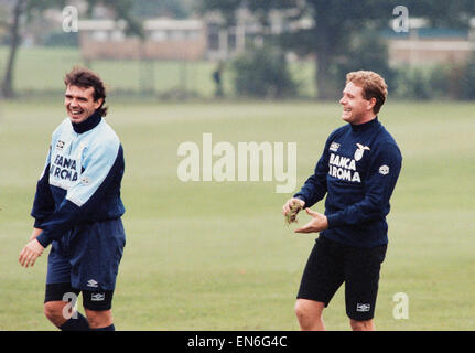 Lazio Il calciatore Paul Gascoigne con il compagno di squadra Roberto Cravero durante un allenamento della squadra. Il 19 ottobre 1992. Foto Stock