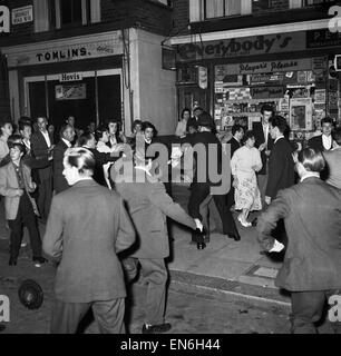 Scene in ed intorno a Bramley Road a Notting Hill, dove la polizia sono stati chiamati a prevenire problemi tra il bianco e il nero i residenti nella zona. Ci sono stati diversi tafferugli e alcune persone sono state arrestate e prese di distanza in furgoni di polizia. Il 31 agosto 1958. Foto Stock