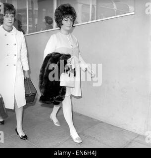 Elizabeth Taylor e Richard Burton all'aeroporto di Heathrow. Aprile 1967 Foto Stock