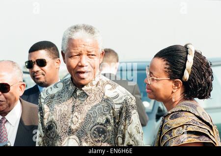 South African Preident Nelson Mandela visto qui all'aeroporto di Heathrow con Graca Machel vedova di Samora Machel, l ex presidente del Mozambico è morto in un incidente aereo nel 1986. 23 Luglio 1997 Foto Stock