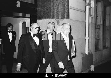 Il cantante Frank Sinatra visto qui lasciando la Royal Albert Hall 16 Settembre 1980 Foto Stock