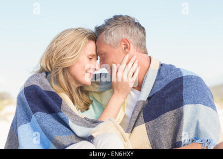 Coppia felice avvolto in una coperta Foto Stock