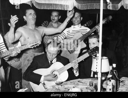 Frank Sinatra visto qui a suonare la chitarra durante una serata di gala detenute da Grace Kelly a Monte Carlo. 16 Giugno 1958 Foto Stock