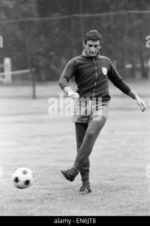 Attaccante italiano Luigi Riva che gioca per il sardo lato club Cagliari, nella foto durante una sessione di formazione a Selsdon Park Hotel in Surrey, davanti al suo compagno di squadra la partita contro il Crystal Palace nel torneo anglo-italiana. Il 25 maggio 1971. Foto Stock