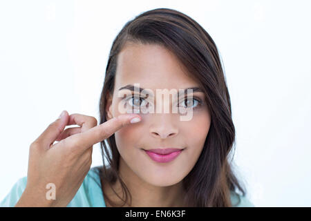 Bella donna l'applicazione di lenti a contatto Foto Stock
